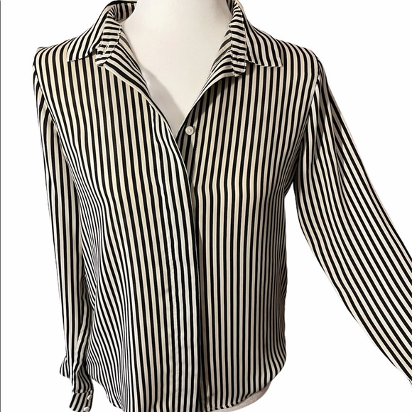 Deal ! Black and white striped top - Picture 8 of 14